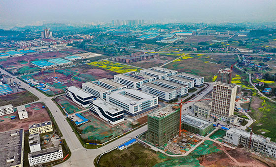 曾有“煤都”之称的老工业基地四川省华蓥市，投资25亿元兴建建筑面积75万平方米的集产业孵化、高端研发、职教实训于一体的“西部硅谷”  邱海鹰 摄.JPG
