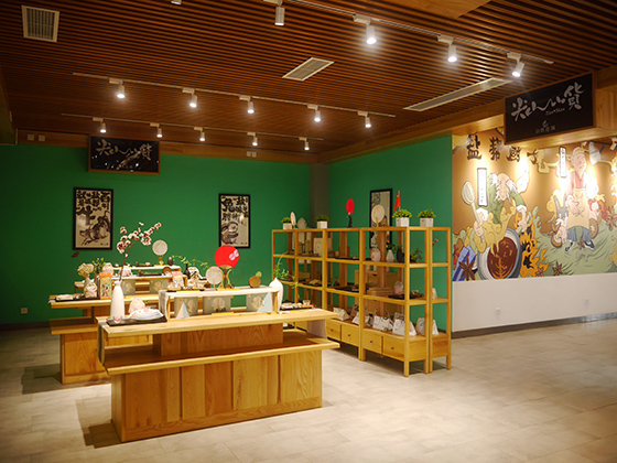 尖山风物馆里陈列的本地特产和文创产品.JPG