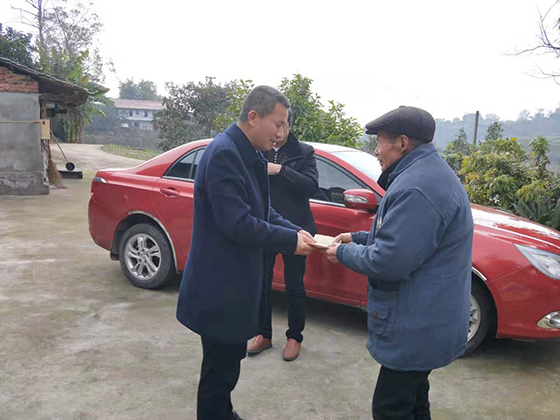 刘光荣（左）看望慰问老党员 虞林 摄.jpg