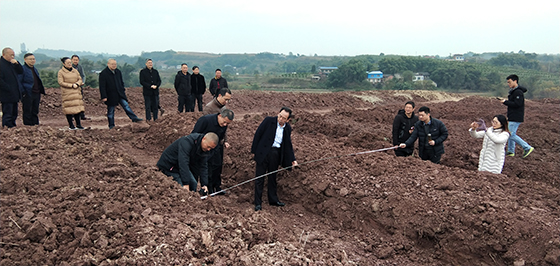 刘光荣（前排左二）现场指导产业基地建设  虞林 摄.jpg