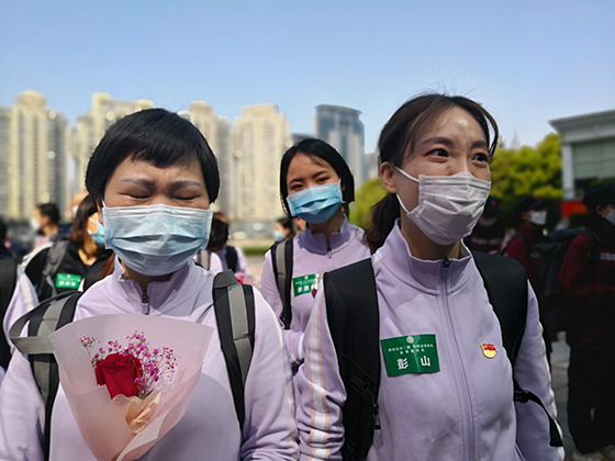 援鄂队员离开武汉时依依不舍.jpg
