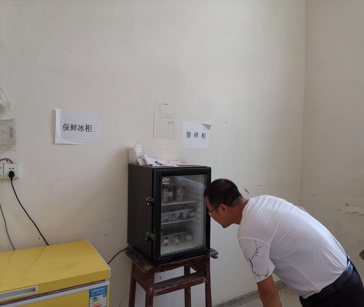 图为工作人员在现场检查.jpg