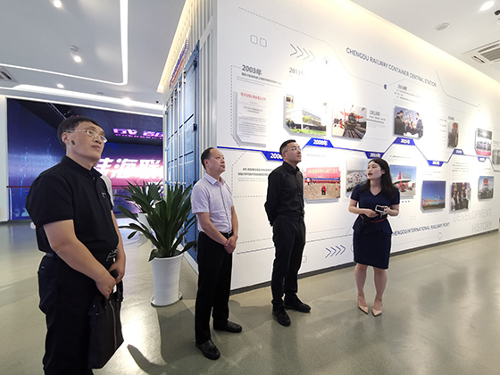 青白江区发改局党组副书记宁友明（左）陪同西南财经大学中国西部经济研究中心副主任贾晋（右二）和本刊记者参观铁路港建设展馆.jpg