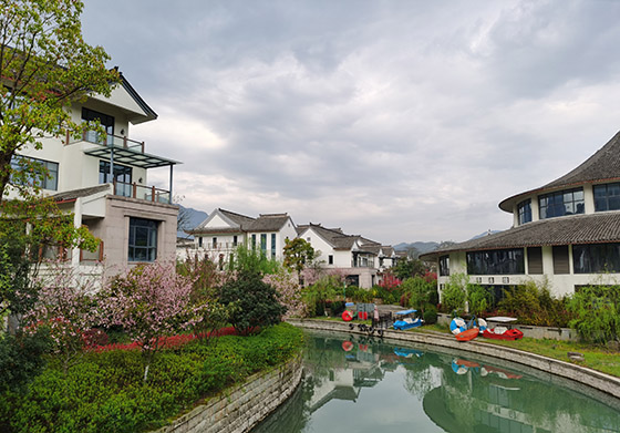 绿水环绕的余村别墅民居.jpg