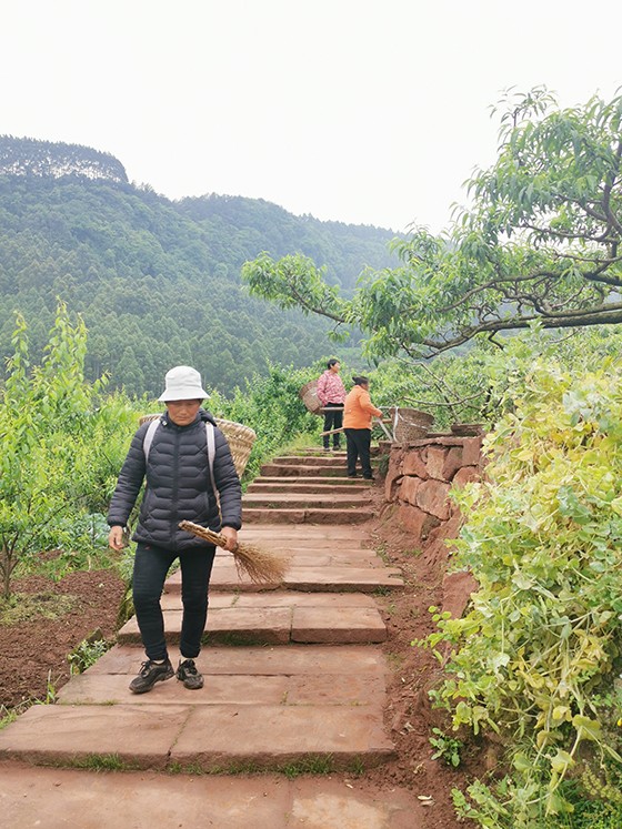 幸福古村村民在做环保清洁.jpg