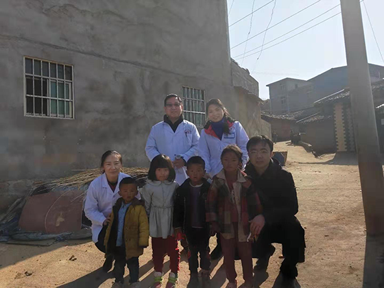 深入乡村为彝族老乡提供诊疗服务并捐助贫困儿童。图为程亮（前排右一）团队成员与贫困留守儿童合影.png