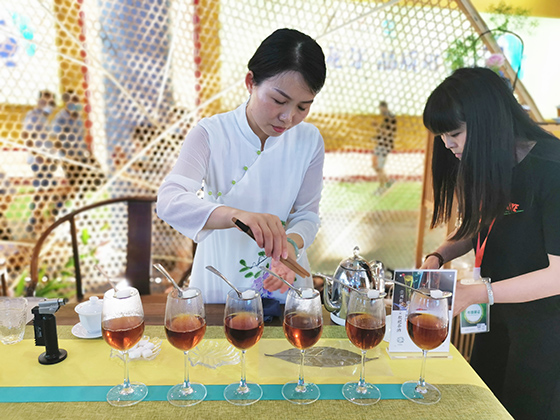 马艳展示茶酒制作 周淼葭 摄.jpg