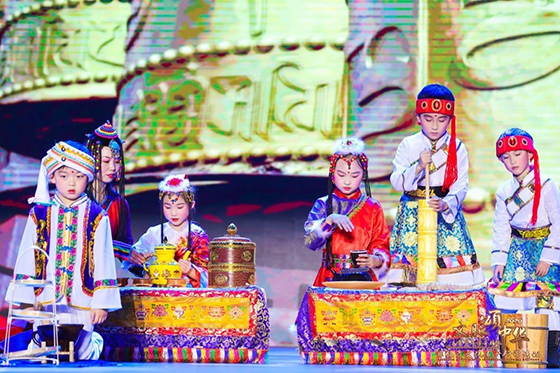 马艳（左二）带领学生在人民大会堂表演茶艺.jpg
