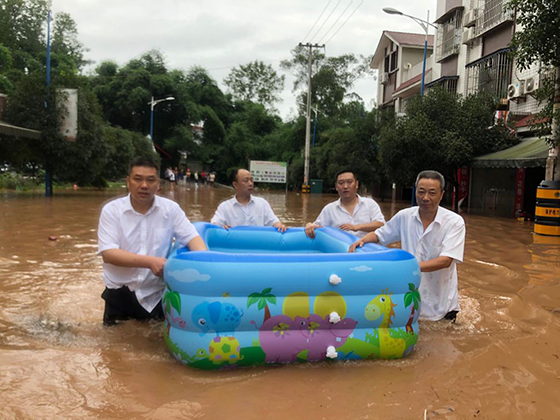 董事长荣勇和西龙支行员工利用充气泳池转送款箱.png
