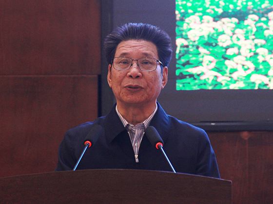 4.中国县镇经济交流促进会副会长、四川省县域经济学会会长张成明主持座谈会.JPG