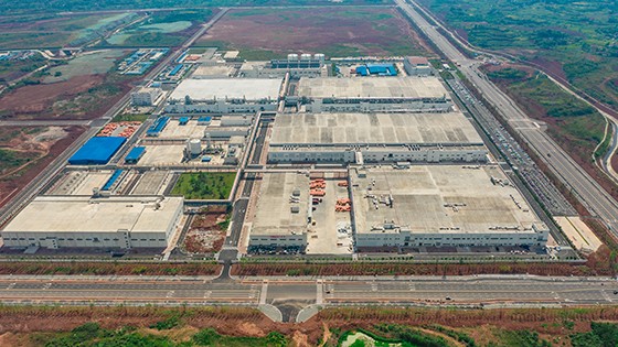 眉山信利高端显示项目是眉山建区设市以来最大的工业项目，总投资443亿元，占地1900亩，达产后年产值277亿元，年缴税收21.6亿元，解决就业8000人以上。目前，项目已完成投资106亿元，实现产值50亿元，完成上缴关税、增值税、营业税等共计15亿元，累计解决就业5000余人。潘建勇摄.jpg