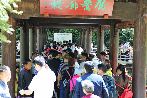 2 巴山大峡谷文旅扶贫景区游客如织（宣汉县发展和改革局供图）.jpg