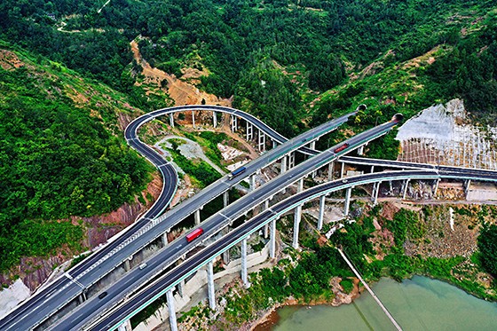 6 巴山大峡谷快速通道   王利  向海涛  摄.jpg