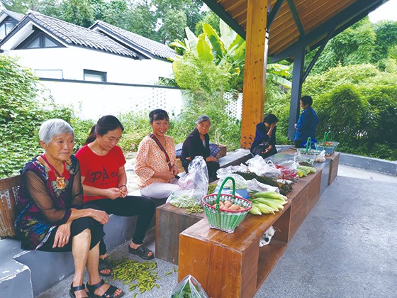 村民自发组织农副产品售卖市集.jpg