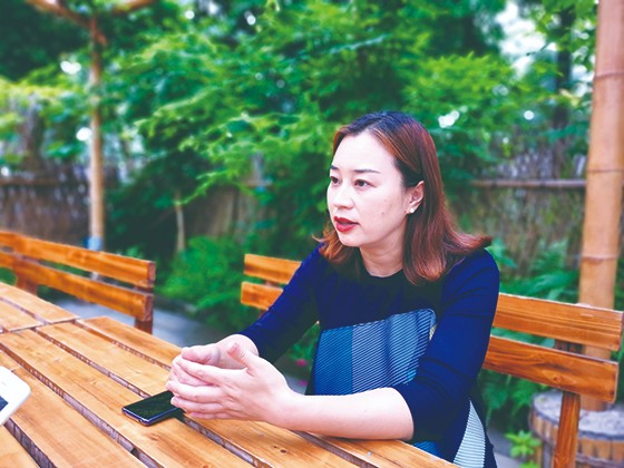 崇州道明竹艺产业有限公司总经理张艳向记者介绍产业发展情况.jpg