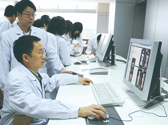 6.核医学与分子影像四川省重点实验室工作现场.JPG