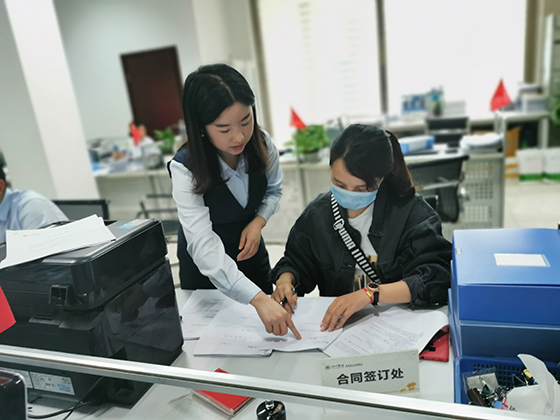客户签订贷款合同.jpg