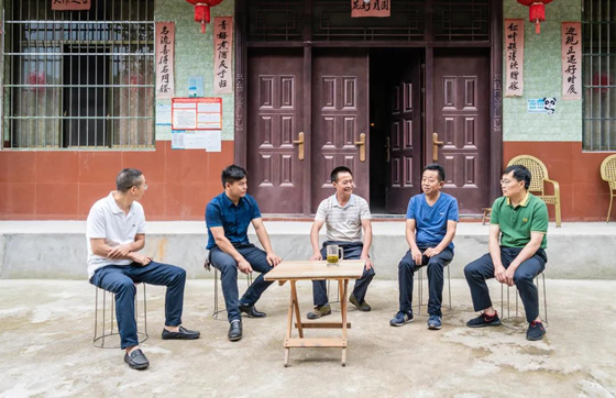 黄龙村曾经的贫困户杨洪全如今靠着好政策和勤劳的双手，住上了新楼房，过上了好日子_副本.jpg