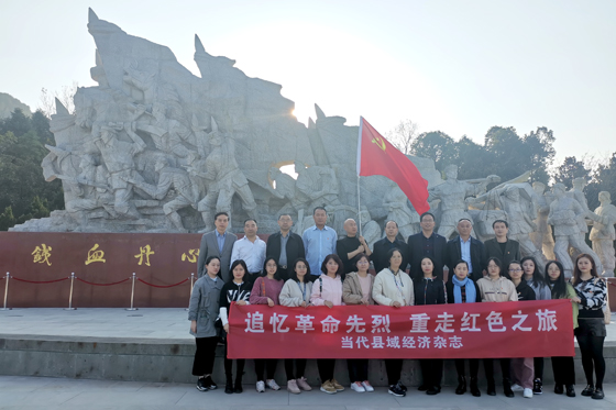 铁血丹心英雄群雕前合影.jpg