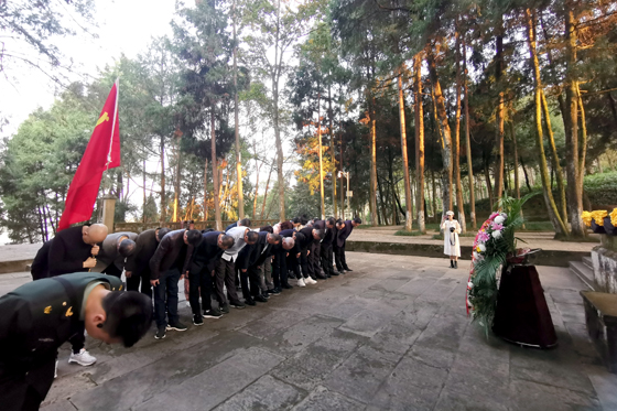向红军烈士鞠躬.jpg