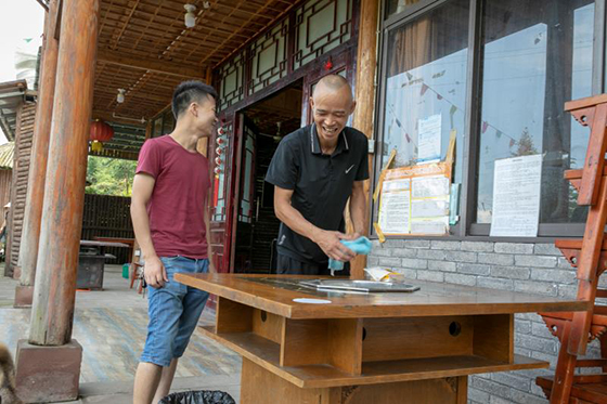 雅安市雨城区草坝镇顶峰村村民李红（右）经营农家乐日子越过越红火.jpg