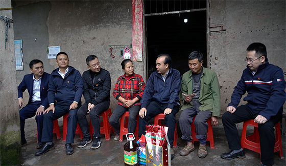 自贡银行党委书记张序走访慰问贫困户.png