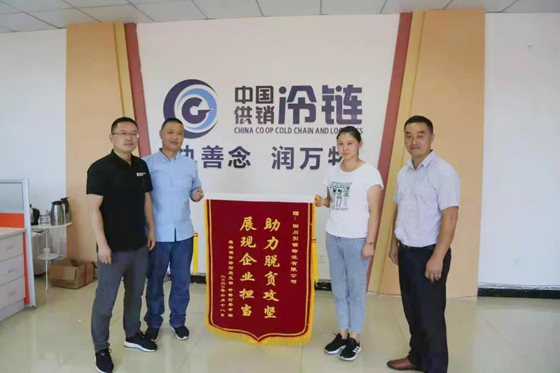 晏场镇许桥村第一书记汪游鸿（左一）.jpg