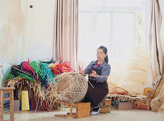 陈升换在进行竹编.png
