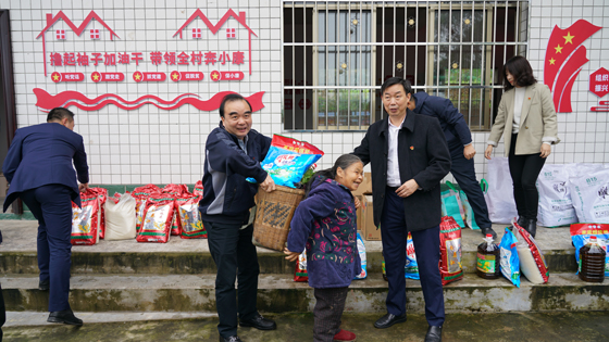3行领导为贫困户发放慰问物资.jpg