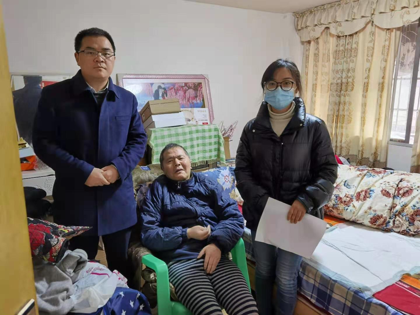 达州农商银行员工上门服务.jpg