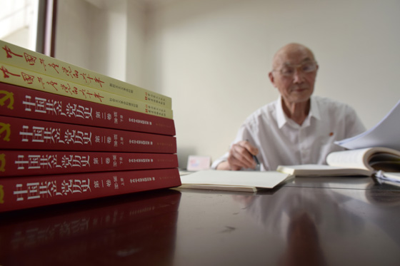 1)2021年3月30日，在内江市东兴区西林街道，冷皓明（中）正在整理党史学习心得。0.jpg