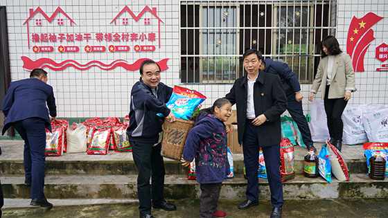 1 自贡银行领导为贫困户发放慰问物资.jpg