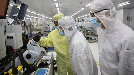 2客户经理身穿防尘服到龙芯微无尘恒温车间观察精密仪器.JPG