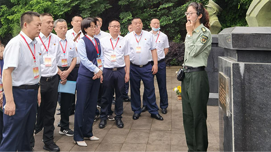 1参训党员干部在红军烈士纪念园聆听先烈的光荣事迹.png