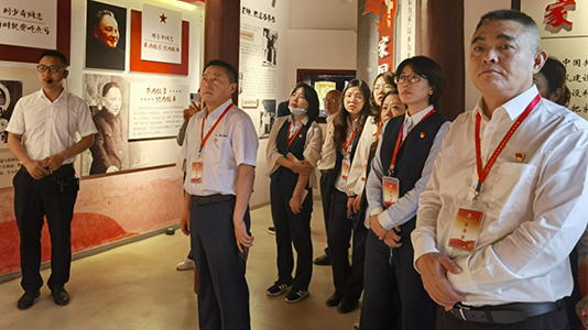 2参训党员干部在张澜故居家风馆参观学习.png