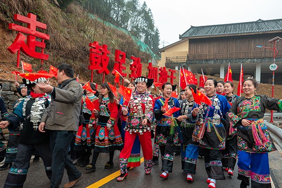 湖南省湘西土家族苗族自治州花垣县十八洞村的苗寨欢歌  李艾家  摄.jpg