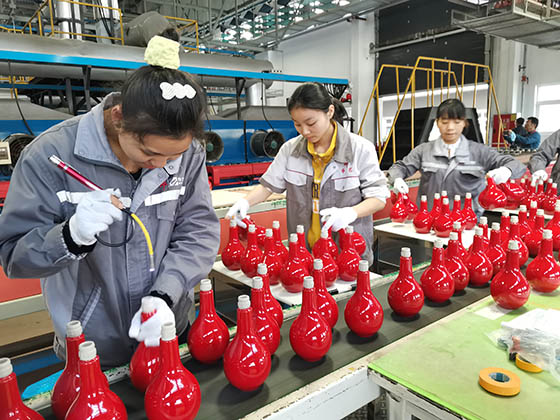 县域工业快速发展。图为四川省合江市陶瓷企业生产现场  卢锦根 摄.jpg