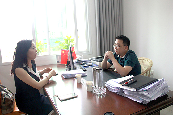 江安县副县长张学尽（右）接受本刊记者采访.JPG