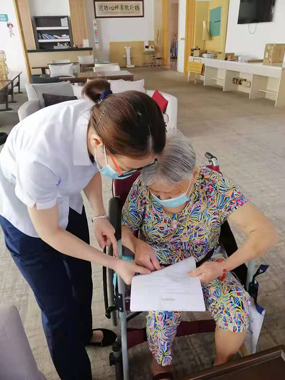 1营业部支部为住院老人提供上门服务.jpg