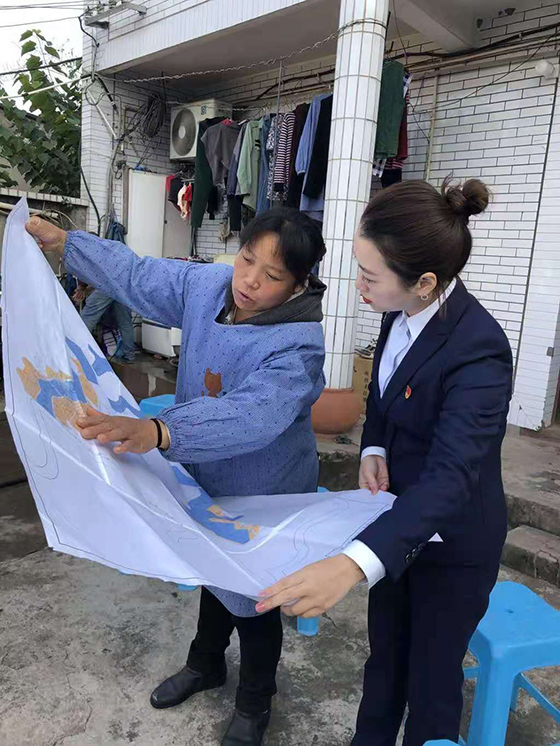 3胡市支部书记寻找走失儿童父母.jpg