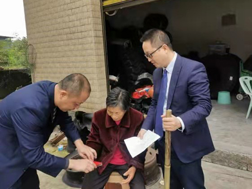 4双加支部为老人上门办理社保卡挂失业务.jpg