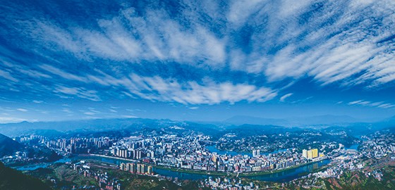 蓝天白云下的宣汉县城  宣汉县委宣传部供图.jpg