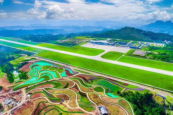 空港花田——远眺恩阳机场  巴中市恩阳区发展和改革局供图.jpg