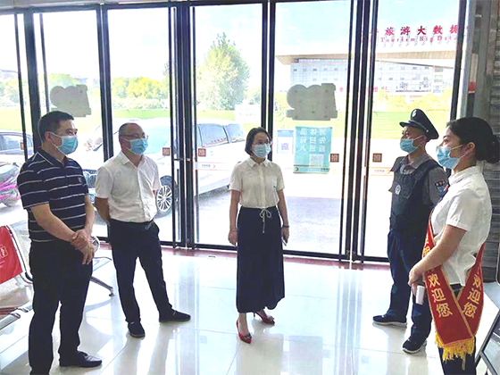 3行领导在网点检查督导防疫工作.png