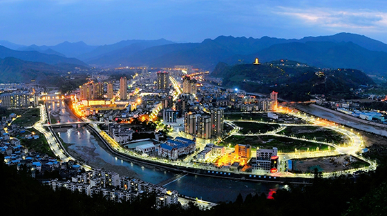 荥经县城夜景（荥经县委宣传部供图）.jpg