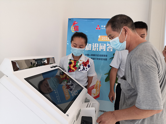 2综合柜员引导客户使用智能柜员机办理业务.jpg
