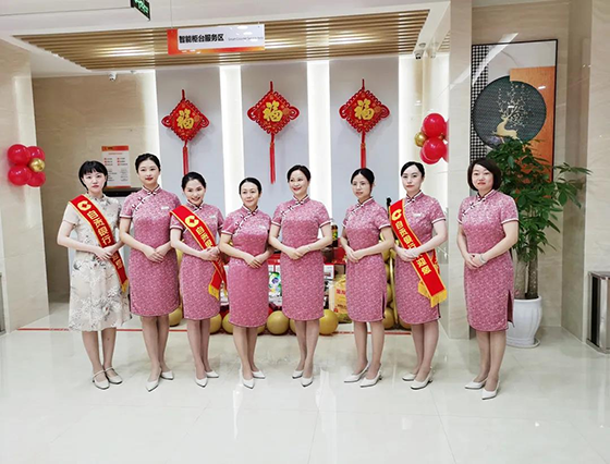 身着旗袍尽显典雅的女员工.png