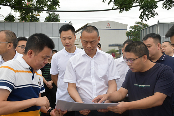 四川省中江县委书记苏刚调研指导城市建设.jpg