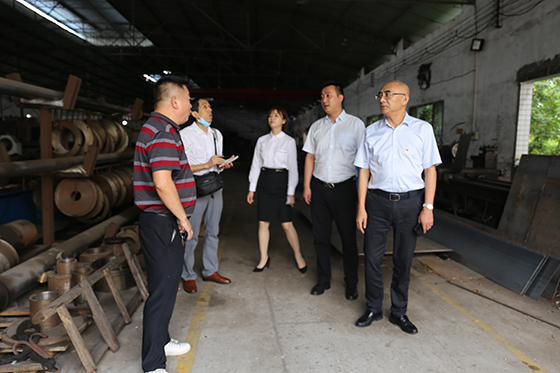 泸州农商银行党委书记张伟到泸县派克斯液压机械有限公司了解灾情.JPG