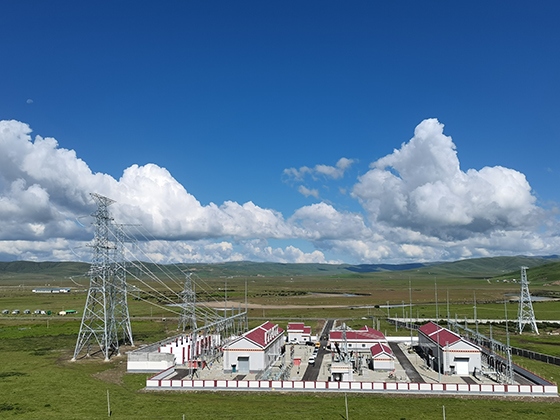 红原220千伏变电站主要承担阿坝州北部清洁能源外送功能  李建霞 摄.jpg